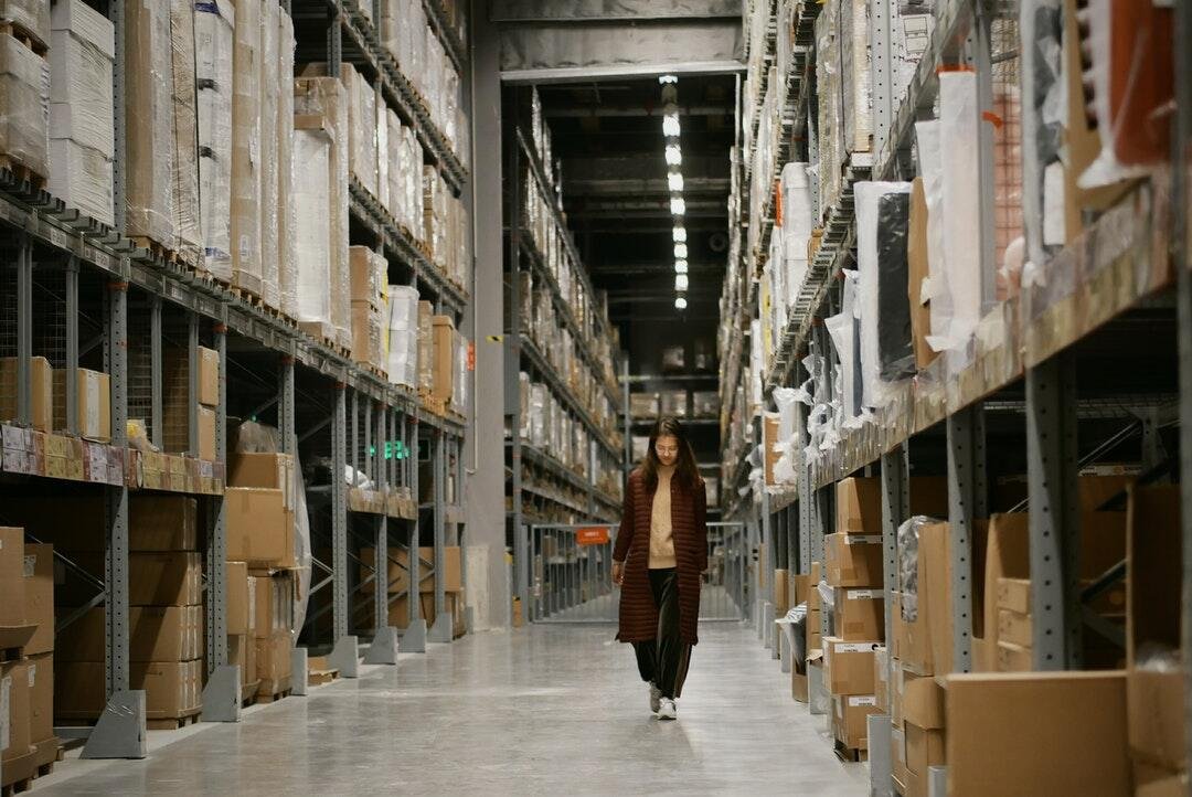 What to Look for in a Commercial Warehouse for Rent From Location to Amenities
